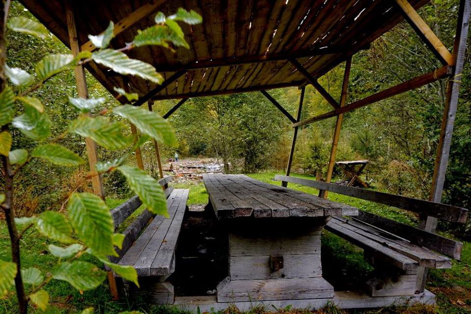 В селе Вучковое, что на Закарпатье, лесоводы обустроили зону отдыха возле единственного в Украине гейзера минеральной воды, чтобы сохранить источник